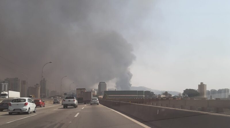 Fumaça do incêndio prejudicou os motoristas que circulavam na Castello Branco
