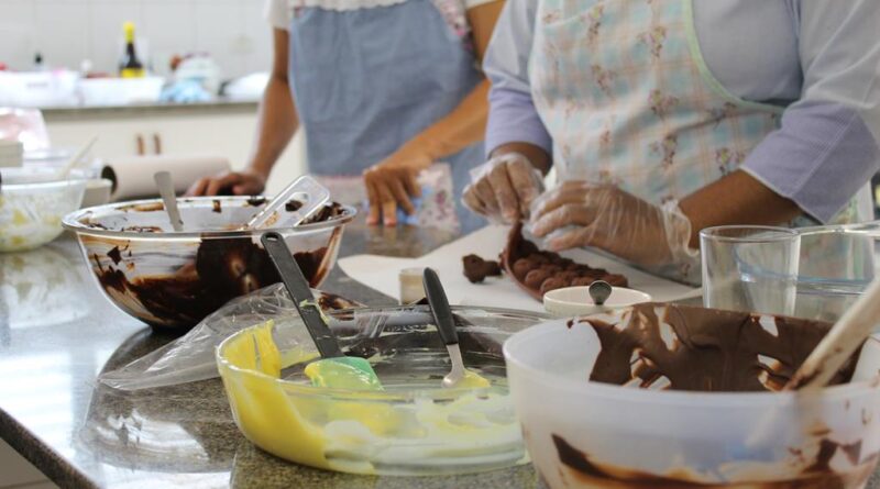 Cursos gratuitos nas áreas de beleza e gastronomia