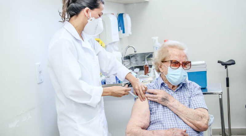 Barueri e Santana de Parnaíba aplicam vacinas contra Influenza e 4ª dose contra Covid-19 para 60+