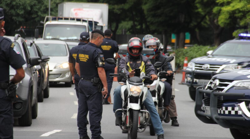 Operação conjunta entre PM e GCM aborda possíveis falsos motociclistas em Alphaville