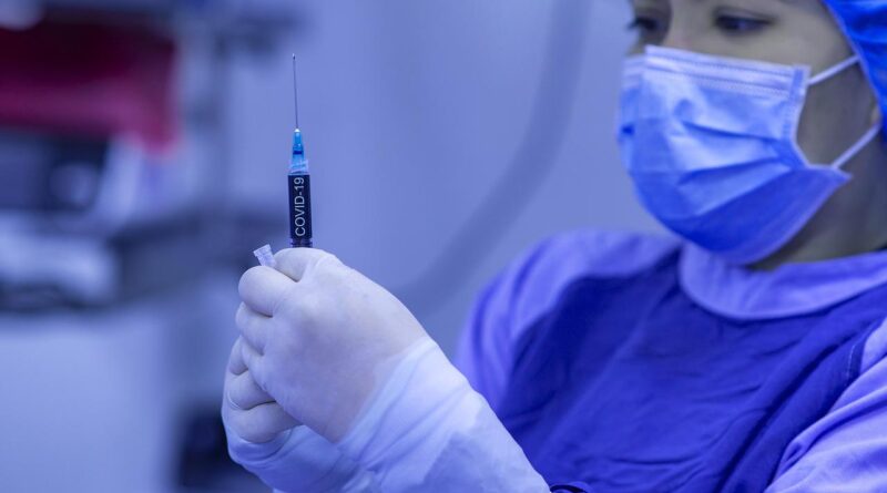 SP começa a vacinar 4ª dose contra Covid-19 em profissionais da saúde e pessoas com mais de 50 anos