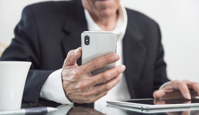 Alerta de golpe: ligações para que aposentados façam a prova de vida online não são do INSS