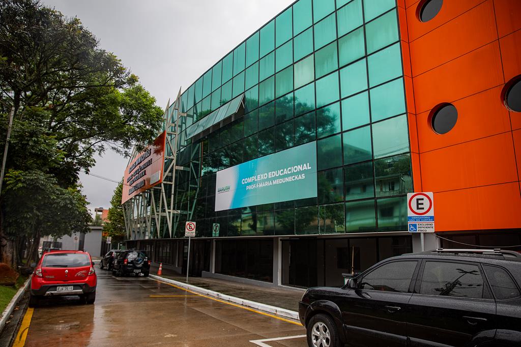reforma escolas Barueri volta às aulas Alphaville