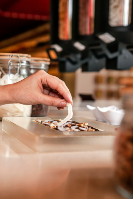 Fábrica de Dengo: loja conceito traz chocolate, cultura e entretenimento