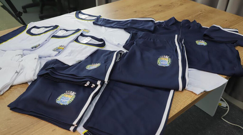 Barueri distribuirá 70 mil uniformes e kits escolares