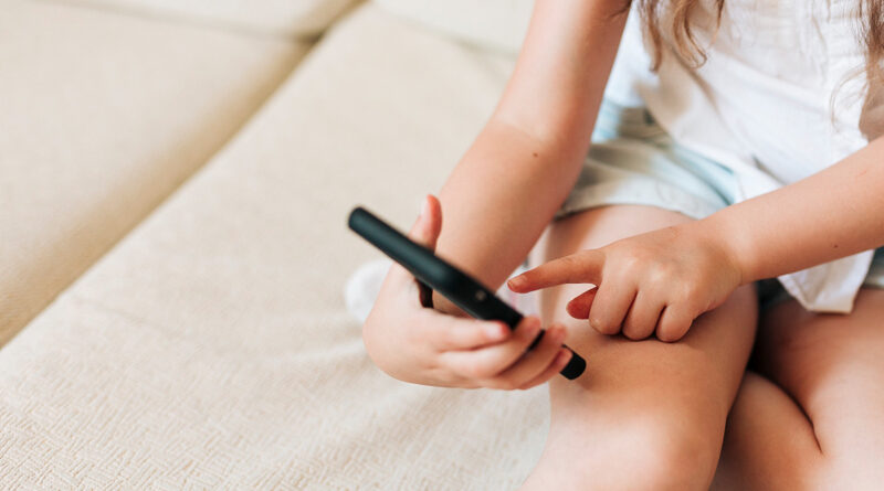 Proibido, mas ainda presente: o desafio do uso do celular na escola e em casa