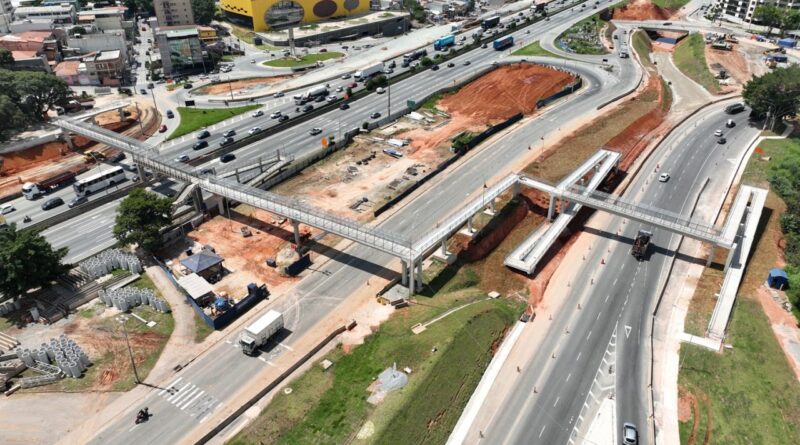 Passarela no km 26 da Castello Branco é liberada para pedestres