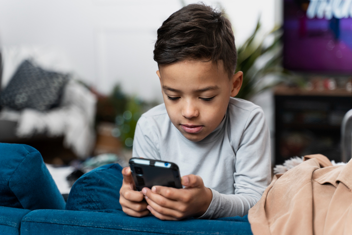 Movimento Desconecta propõe acordo coletivo para adiar smartphones e redes sociais entre crianças e adolescentes