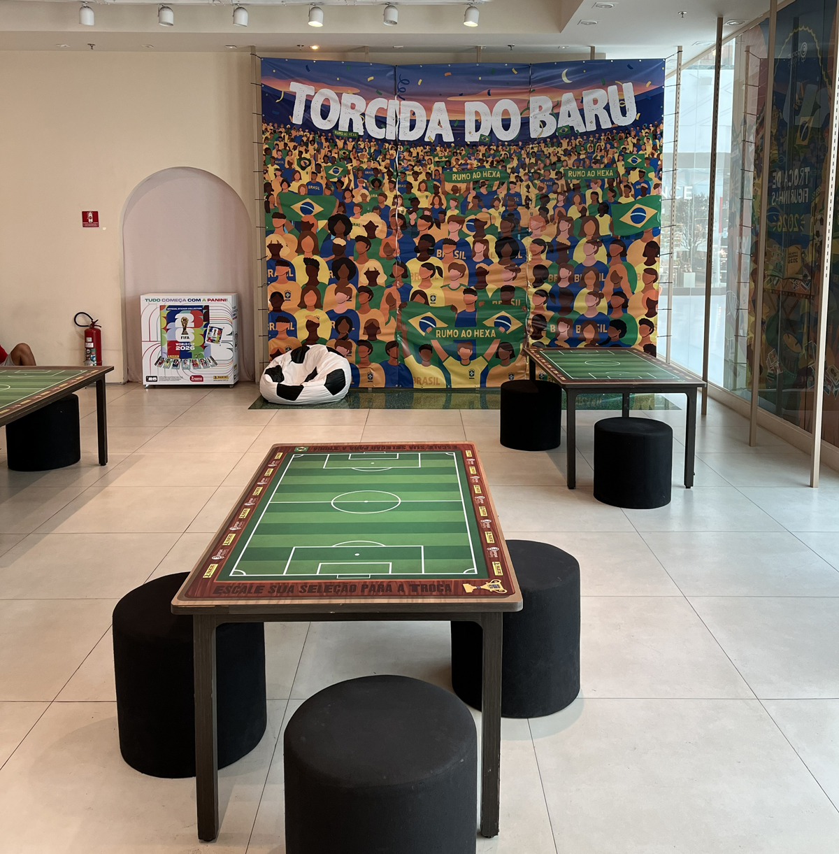 Parque Shopping Barueri inaugura espaço para troca de figurinhas da Copa